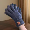 Gros plan de gants tricotés tactiles d'hiver avec doublure polaire chaude et détail de poignet. - Taille unique / Gris foncé