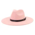 Detalle de sombrero fedora de ante rosa, con elegante correa de cuero negro y hebilla. - 58cm / Rosa Palo