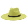 Vista detallada del sombrero fedora de ante sintético de ala ancha con cinturón negro y anillo. - 58cm / Verde Aguacate