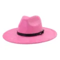 Detalle de sombrero fedora de ante rosa con tira de cuero negro y anillo metálico chic. - 58cm / Rosa Barbie