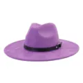 Sombrero de fieltro morado elegante de ala ancha con correa de cuero negro y hebilla. - 58cm / Púrpura Medio
