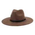 Sombrero fedora de ante marrón con tira de cuero negro y anillo metálico, diseño elegante. - 58cm / Café