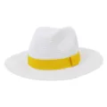 Detail witte strooien fedora hoed gele lint, ideaal voor zomerse zonbescherming op het strand. - Verstelbaar / Wit