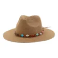 Detail du chapeau de paille avec large bord et perles de pierres precieuses colorees d'ete. - Kaki