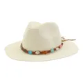 Gros plan détaillé d'un chapeau de paille avec une bande tressée colorée et des perles. - Blanc Lait