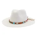 Vue détaillée du chapeau de paille blanc élégant doté d'une bande tressée en pierres. - Blanc