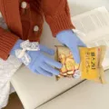 Gants d'hiver tricotés pour femmes, gants chauds bleu clair à cinq doigts avec nœud en dentelle. - Bleu clair