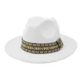 Detalle de un elegante sombrero fedora de lana blanca con una vibrante cinta tejida étnica muy elegante. - 58cm / Blanco