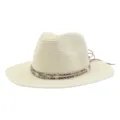 Detailweergave van de beige strohoed met een boho veren en turquoise steen decoratieve band. - Melkwit