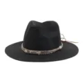 Zwarte strohoed met een gevlochten boho band, veren bedel en lederen strikdetail. - Zwart