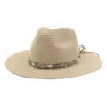 Beige strooien Fedora hoed met decoratieve veren band en brede rand voor de zomer. - Beige