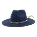 Detailopname van een donkerblauwe strooien hoed met decoratieve gevlochten band en veer. - Marineblauw