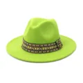 Primer plano detalle del sombrero fedora de lana verde brillante con banda tejida colorida. - 58cm / Verde Fruta