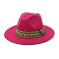 Primer plano detallado del sombrero fedora de lana rosa con una colorida banda étnica. - 58cm / Rosa rojo