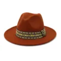 Detalle cercano del sombrero fedora de lana marron con banda tejida colorida y ala plana. - 58cm / Rojo Óxido