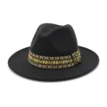 Vista detallada del sombrero de fieltro negro con una colorida banda étnica tejida alrededor. - 58cm / Gris oscuro