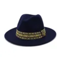 Primer plano detallado de la colorida cinta étnica tejida en el elegante borde del sombrero. - 58cm / Azul marino