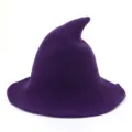 Gros plan détaillé du chapeau de sorcière tricoté violet foncé avec sa forme pointue. - M (56-58cm) / Violet