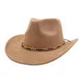 Detalle de primer plano del sombrero de vaquero western de ante camello con elegante cadena. - 58cm / Camel
