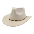 Primer plano del sombrero de vaquero occidental de ante beige con elegante cadena dorada y cinta. - 58cm / Beige