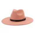 Detalle sombrero fedora de ante rosa, ala plana ancha, cinturón de cuero negro y anillo metálico. - 58cm / Cuarzo Rosa