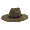 Vista detallada del sombrero fedora de ante verde militar, con cinturón negro y hebilla. - 58cm / Verde Militar
