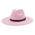 Detalle de sombrero fedora de fieltro rosa con cinturón de cuero negro y anillo de metal. - 58cm / Rosa Sakura