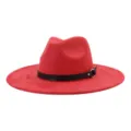 Vista detallada del sombrero fedora de ante rojo, con cinturón negro y hebilla de metal. - 58cm / Rojo