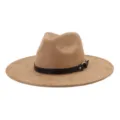 Detalle de sombrero de jazz ala plana ante caqui, fedora de moda con correa negra - 58cm / Camel