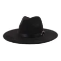 Detalle del sombrero fedora negro de ante con elegante tira de cuero y anillo de metal. - 58cm / Negro