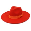 Κοντινό πλάνο κόκκινου μάλλινου καπέλου fedora με έντονο πορτοκαλί φιόγκο κορδέλας. - 58cm / Πορτοκαλί