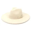 Λεπτομερής όψη του κομψού μπεζ καπέλου fedora με φαρδύ γείσο, κορδέλα και πλαϊνό φιόγκο. - 58cm / Μπεζ