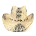 Gros plan sur la bande de chapeau tressée avec des coquillages et la texture de paille. - Taille unique / Coquillage Beige