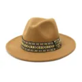 Primer plano detallado del sombrero fedora camel con una cinta étnica tejida colorida. - 58cm / Camel