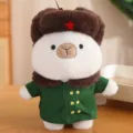 Schattige capibara pluche knuffel met groene militaire jas en bruine muts als cadeau. - Witte Jas Capybara