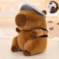 Adorable peluche capybara avec casquette bleue et sac à dos ballon de football - Football / 22cm