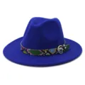 Vista detallada del sombrero fedora de lana azul con un cinturón con patrón de serpiente colorido. - Azul Zafiro