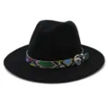 Primer plano del sombrero fedora de lana negra con cinturón de piel de serpiente colorida y hebilla. - Negro
