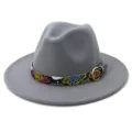 Primer plano detallado del sombrero fedora de lana gris con cinturón de serpiente. - Gris claro