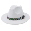 Detalle del sombrero fedora blanco con cinturón colorido de patrón de piel de serpiente y hebilla. - Blanco