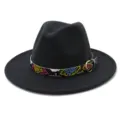 Vista detallada del sombrero fedora de lana con banda decorativa de serpiente colorida. - Gris oscuro