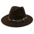 Vista detallada del sombrero fedora de lana marrón con cinturón de piel de serpiente y hebilla. - Café