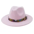 Vista detallada de sombrero fedora rosa con cinturón de piel de serpiente y hebilla metálica. - Rosa