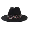 Primer plano detallado del sombrero fedora de lana negra con delicada banda floral. - 58cm / Negro