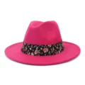 Vista detallada del elegante sombrero fedora de lana rosa fucsia con cinta floral para estilo chic. - 58cm / Rosa rojo