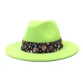 Primer plano del sombrero fedora de fieltro verde neón con elegante cinta floral negra. - 58cm / Verde Fruta