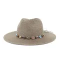 Vue détaillée d'un chapeau de paille orné d'un bandeau coloré de coquillages pour plage. - Réglable / Vieux rose