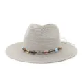 Vue de detail du chapeau de paille de plage d'ete avec bande de perles de coquillage. - Réglable / Gris