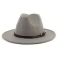 Detalle de sombrero fedora gris con correa de cuero marrón texturizada y hebilla de metal. - 58cm / Gris claro