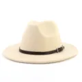 Vista de primer plano del sombrero fedora de lana beige con un cinturón de cuero marrón y hebilla. - 58cm / Beige